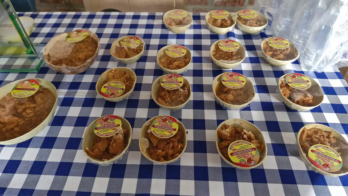 Tubs of manjar blanco from the Valle del Cauca for sale at a market table