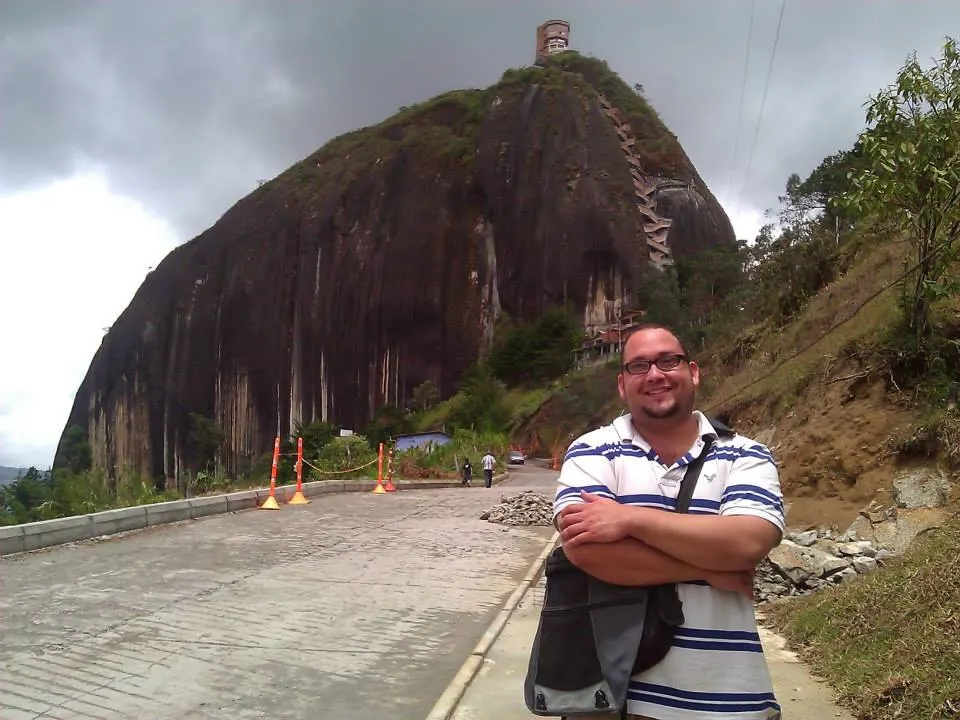 Daniel Ruiz in front of El Peñón de Guatapé in Colombia